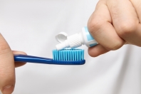 Porównanie profesjonalnie stosowanych past do zębów różnych marek